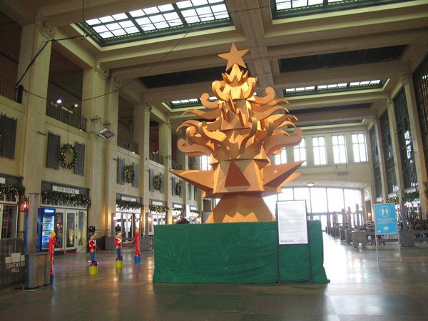 Upss... Pohon Natal Ini Dikepoin Banyak Orang, Kenapa?