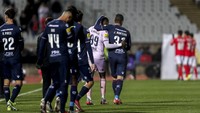 Joao Monteiro Belenenses, kanan tengah, penjaga gawang yang harus diturunkan sebagai pemain lapangan, meninggalkan lapangan bersama kiper Alvaro Ramalho pada akhir pertandingan sepak bola Liga Primeira Portugal antara Belenenses SAD dan SL Benfica, Sabtu, (27/11).  Otoritas kesehatan Portugal pada Senin, (29/11), mengidentifikasi 13 kasus omicron, varian virus corona baru yang menyebar cepat secara global, di antara anggota Belenenses SAD. AP/Pedro Rocha