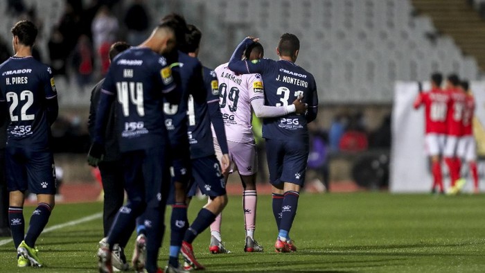 Portugal Selidiki 13 Kasus COVID Varian Omicron di Klub Sepakbola Sebanyak 13 kasus COVID-19 varian Omicron terdeteksi di Portugal. Belasan kasus terdeteksi pada pemain dan staf klub sepakbola, Belenenses SAD (B-SAD). (AP Photo/Pedro Rocha)