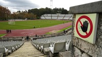 Stadion Nasional di Oeiras, di luar Lisbon. Stadion ini adalah kandang klub Belenenses SAD yang berbasis di Lisbon yang memainkan pertandingan Liga Primeira Portugal. Direktorat Jenderal Kesehatan (DGS) Portugal menyebut salah satu pemain klub B-SAD baru saja kembali dari Afrika Selatan. Diagnosis dibuat setelah klub asal Lisbon itu memainkan pertandingan Liga Primeira melawan Benfica pada Sabtu (27/11). AP/Armando Franca