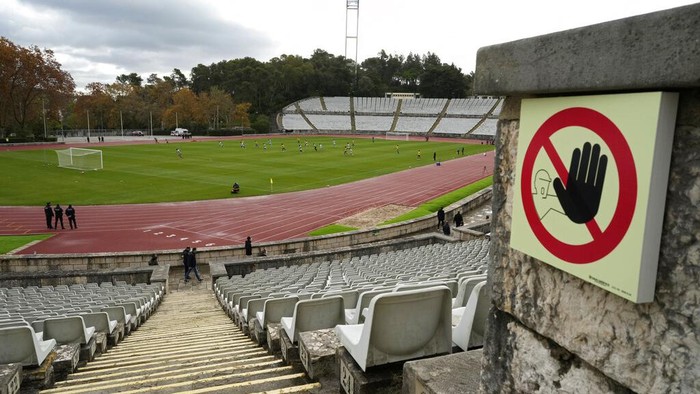 Sebanyak 13 kasus COVID-19 varian Omicron terdeteksi di Portugal. Belasan kasus terdeteksi pada pemain dan staf klub sepakbola, Belenenses SAD (B-SAD). (AP Photo/Armando Franca)