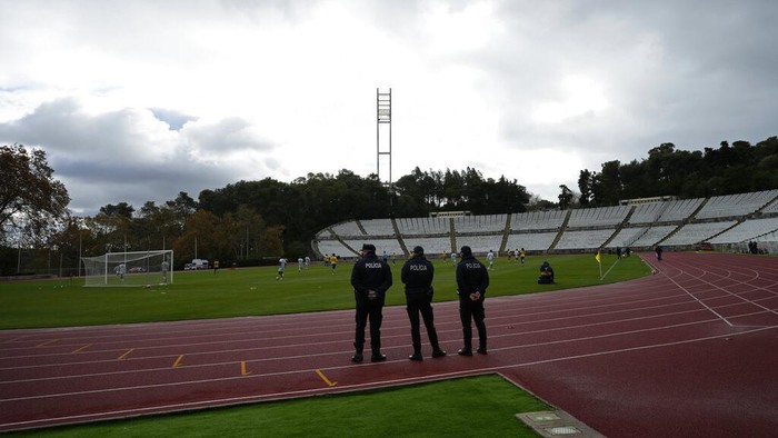 Sebanyak 13 kasus COVID-19 varian Omicron terdeteksi di Portugal. Belasan kasus terdeteksi pada pemain dan staf klub sepakbola, Belenenses SAD (B-SAD). (AP Photo/Armando Franca)