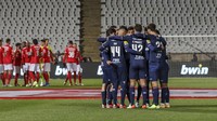 Para pemain Belenenses berkumpul di lapangan pada awal pertandingan sepak bola Liga Primeira Portugal antara Belenenses SAD melawan SL Benfica, Sabtu, (27/11). DGS akan melakukan tracing terhadap semua yang terlibat kontak fisik dengan para pasien COVID-19 varian Omicron tersebut. AP/Pedro Rocha