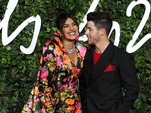 Diterpa Isu Cerai, Priyanka Chopra dan Nick Jonas Mesra di Karpet Merah