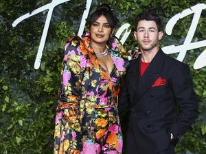 Perdana! Priyanka Chopra dan Nick Jonas Pamer Kemesraan Bareng Anak