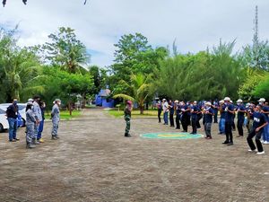 Puluhan Relawan Penjaga Laut Banyuwangi Digembleng Kemampuan SAR Puluhan Relawan Penjaga Laut Banyuwangi Digembleng Kemampuan SAR