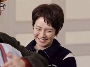 Pangling! Song Ji Hyo Pangkas Pendek Rambut Bak Boyband K-Pop