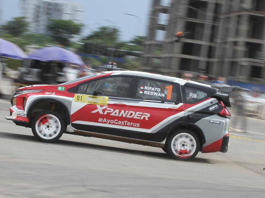 Gila! Rifat Sungkar Juara Nasional Sprint Rally Pakai Mobil Keluarga