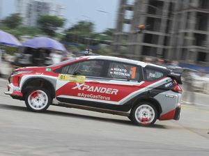 Gila! Rifat Sungkar Juara Nasional Sprint Rally Pakai Mobil Keluarga Gila! Rifat Sungkar Juara Nasional Sprint Rally Pakai Mobil Keluarga
