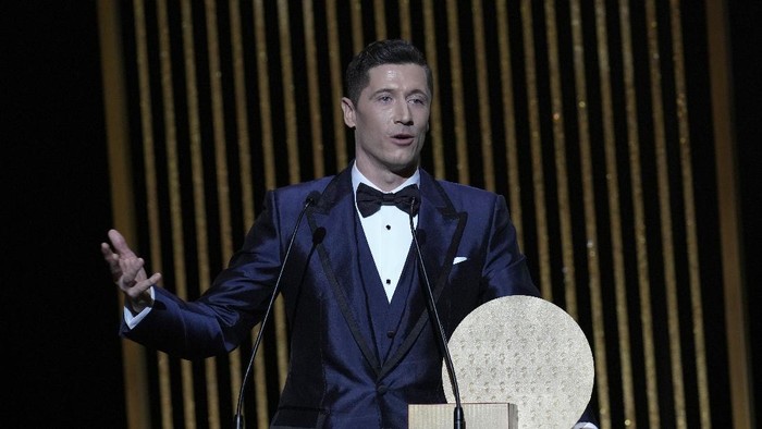 Bayern Munich Robert Lewandowski holds the 2021 Ballon dOr trophy for striker of the year during the 65th Ballon dOr ceremony at Theatre du Chatelet, in Paris, Monday, Nov. 29, 2021. (AP Photo/Christophe Ena)