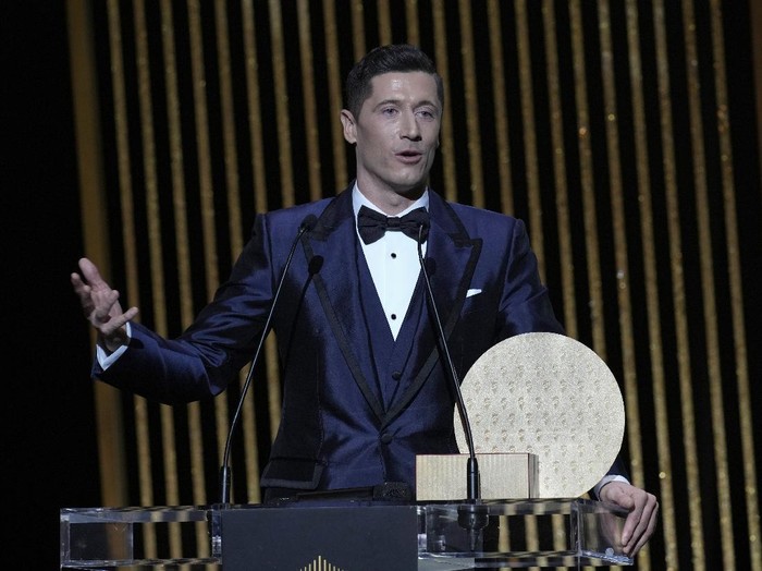 Bayern Munich Robert Lewandowski holds the 2021 Ballon d'Or trophy for striker of the year during the 65th Ballon d'Or ceremony at Theatre du Chatelet, in Paris, Monday, Nov. 29, 2021. (AP Photo/Christophe Ena)