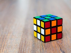 Wow! Robot Mitsubishi Main Rubik Selesai 0,305 Detik!