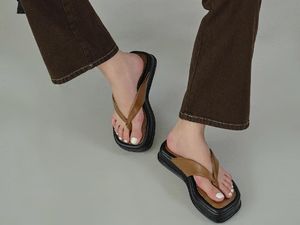 Lagi Tren, Opsi 7 Sandal Bersol Tebal yang Stylish dari Brand Lokal