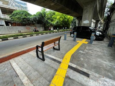 Baru Aja Selesai, Trotoar Ini Malah Jadi Lahan Parkir