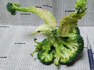 Seniman Ini Membuat Ukiran Sayuran dan Buah Segar Jadi Karya Seni Seniman Ini Membuat Ukiran Sayuran dan Buah Segar Jadi Karya Seni