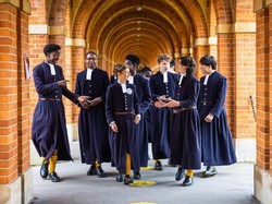 Ini Sekolah yang Pertama Kali Terapkan Seragam dan Digunakan hingga Kini