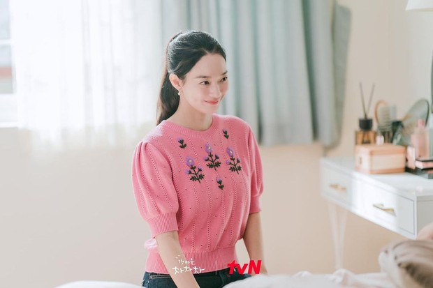 Shin Min Ah sebagai Yoon Hyejin di Hometown Cha Cha Cha