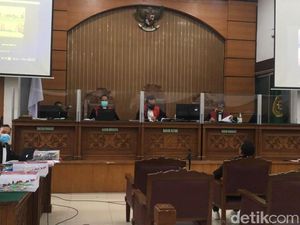 Terdakwa KM 50 Peragakan Rebutan Pistol, Jaksa Heran Tembakan Kena Dada