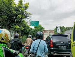 Ada Pengerjaan Proyek, Lalin Jalan Raya Daan Mogot Tangerang Macet Parah