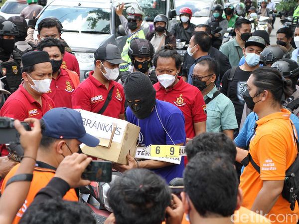 Suasana Reka Ulang Pembunuhan Satpam Gudang di Solo