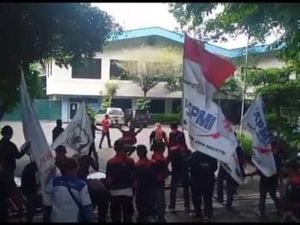 Buruh Sweeping Kawasan SIER Rungkut, Pagar Pabrik Diambrukkan