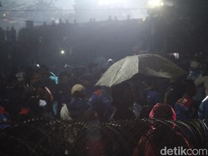 Terkini! Gedung Sate Masih Dikepung Buruh