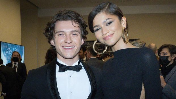 Tom Holland dan Zendaya menghadiri Ballon D'Or Awards di Paris, Perancis, Senin (29/11/2021) waktu setempat.