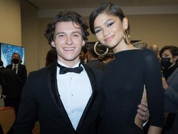 Tom Holland Buka Suara Dikabarkan Putus dengan Zendaya