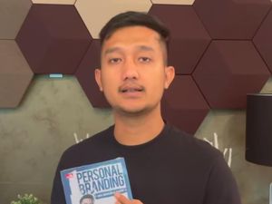 Tok! Tom Liwafa Tutup Lelang Buku untuk Gala, Nyaris Tembus Rp 400 Juta Tok! Tom Liwafa Tutup Lelang Buku untuk Gala, Nyaris Tembus Rp 400 Juta