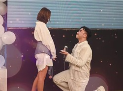 Momen Bahagia Vidi Aldiano Melamar Sheila Dara