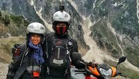 10 Potret Pasangan Viral Keliling Dunia Naik Motor Bebek ke 25 Negara