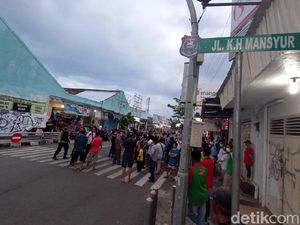 Protes Penutupan Alun-alun Kota Tegal, Warga Bongkar Paksa Portal