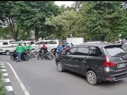 Warga Surabaya Keluhkan Aksi Demo Buruh yang Bikin Macet