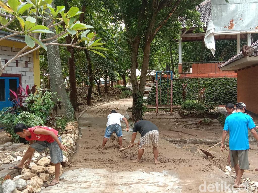 Banjir Surut, Warga Wonosoco Kudus Bersih-bersih