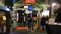 Momen PM Boris Johnson Bersepeda ke Pasar Malam