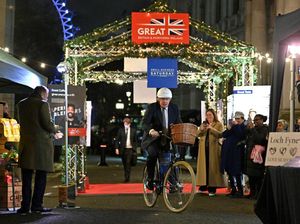 Momen PM Boris Johnson Bersepeda ke Pasar Malam
