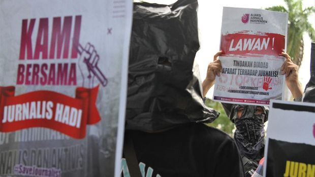 Sejumlah pengurus Aliansi Jurnalis Independen (AJI) Kendari menutup kepala dengan kantong plastik saat aksi solidaritas jurnalis untuk Nurhadi di depan Kantor Kejaksaan Tinggi Kendari, Kendari, Sulawesi Tenggara, Rabu (1/12/2021). Aliansi Jurnalis Independen (AJI) Kendari meminta Kejaksaan Tinggi (Kejati) Jawa Timur untuk menuntut seberat-beratnya kepada oknum aparat kepolisian yang melakukan penganiayaan kepada Nurhadi, wartawan harian Tempo. ANTARA FOTO/Jojon/foc.