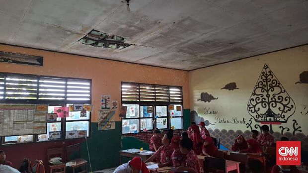 Sebuah sekolah dasar di Kabupaten Tangerang mengalami kerusakan di dua ruangan. Sekolah tersebut yakni SDN Karangharja 2 di Kampung Talaga, Desa Karangharja, Kecamatan Cisoka, Kabupaten Tangerang. Rusaknya atap sekolah itu dipicu oleh angin kencang beberapa waktu lalu