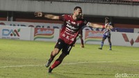 Spasojevic mencetak brace di menit ke-61. Gol tercipta setelah Spaso menyambar bola terobosan umpan dari Platje. 4-0 Bali United memimpin.
