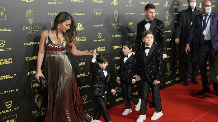 PSG player Lionel Messi, his wife Antonela Roccuzzo and their sons Thiago, Matteo and Ciro arrive for the 65th Ballon dOr ceremony at Theatre du Chatelet, in Paris, Monday, Nov. 29, 2021. (AP Photo/Christophe Ena)