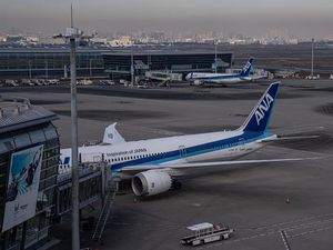 Gegara Omicron, Jepang Hentikan Reservasi Penerbangan Selama Sebulan