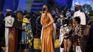 5 Gaya Rihanna Saat Dinobatkan Jadi Pahlawan Nasional Barbados