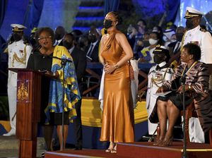 5 Gaya Rihanna Saat Dinobatkan Jadi Pahlawan Nasional Barbados 5 Gaya Rihanna Saat Dinobatkan Jadi Pahlawan Nasional Barbados
