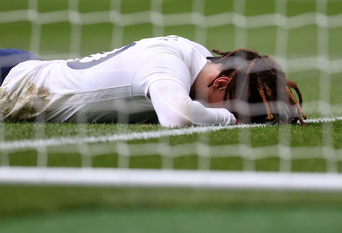 Dele Alli LONDON, ENGLAND - AUGUST 08: Dele Alli of Tottenham Hotspur reacts after he misses a chance during the Pre-season friendly between Tottenham Hotspur and Arsenal at Tottenham Hotspur Stadium on August 08, 2021 in London, England. (Photo by Catherine Ivill/Getty Images)