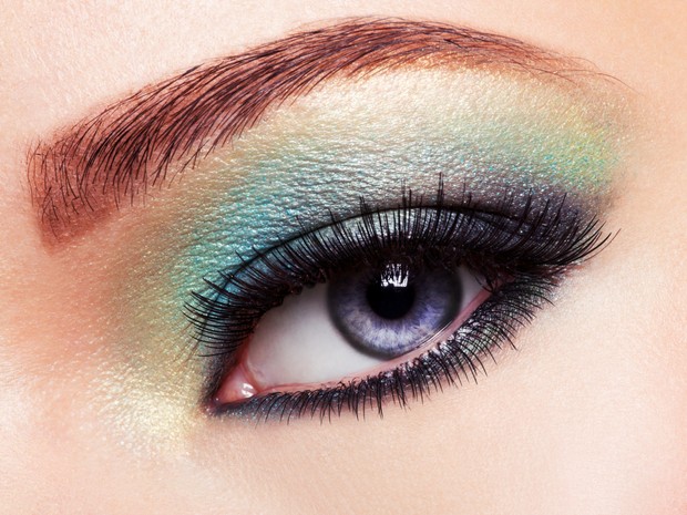 Eyeshadow warna hijau sangat cocok untuk Pisces yang ingin membagikan energi positifnya.