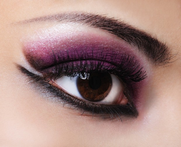 Eyeshadow berwarna ungu cocok untuk memperindah mata zodiak Sagitarius.