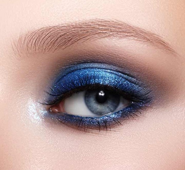 Eyeshadow berwarna biru cocok untuk meninggalkan kesan baik pada pertemuan pertama di kencan virtual.