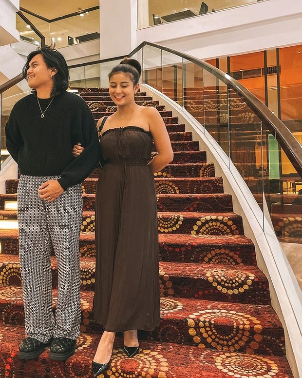 Fashion style Awkarin dan Gangga Kusuma/instagram.com/awkarin Fashion style Awkarin dan Gangga Kusuma/instagram.com/awkarin