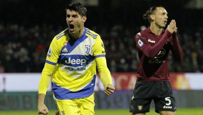 Juventus Spanish forward Alvaro Morata (L) celebrates after scoring during the Italian Serie A football match between Salernitana and Juventus on November 30, 2021 at the Arigis stadium in Salerno. (Photo by Carlo Hermann / AFP)