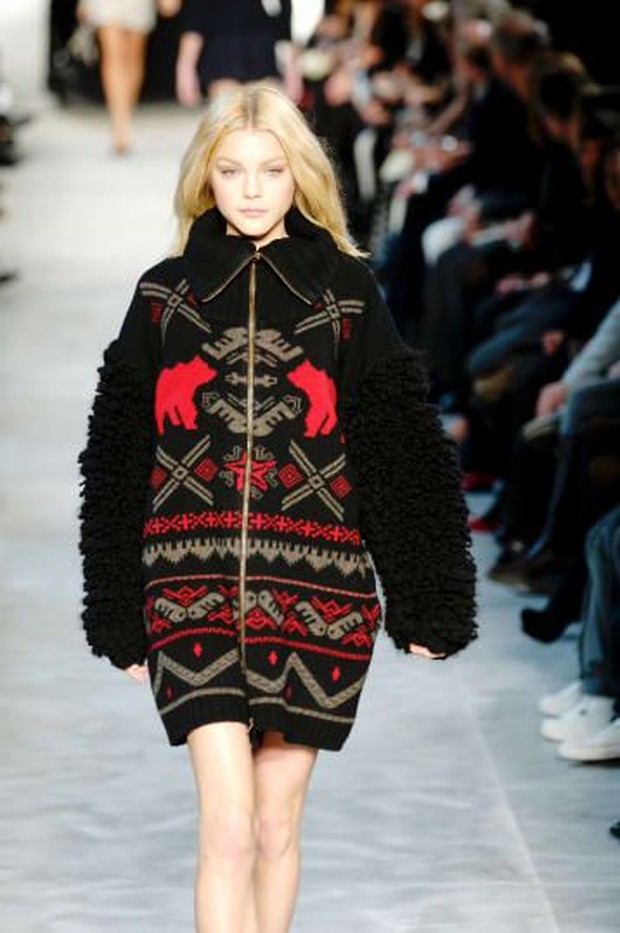 Ugly Christmas Sweater versi Stella McCartney/